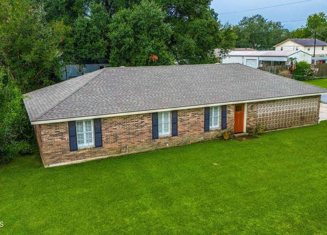 Property at 301 Clause Ln, Lafayette, LA 70507, 3 beds, 2 baths