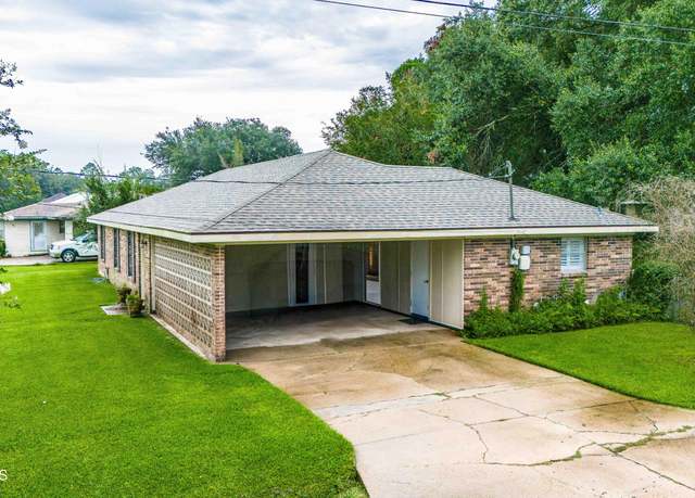 Property at 301 Clause Ln, Lafayette, LA 70507, 3 beds, 2 baths