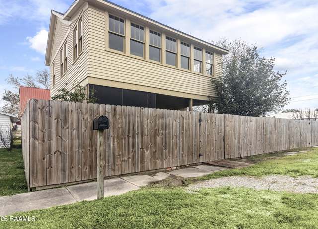 Property at 102 N Cunningham St, Rayne, LA 70578, 4 beds, 2 baths
