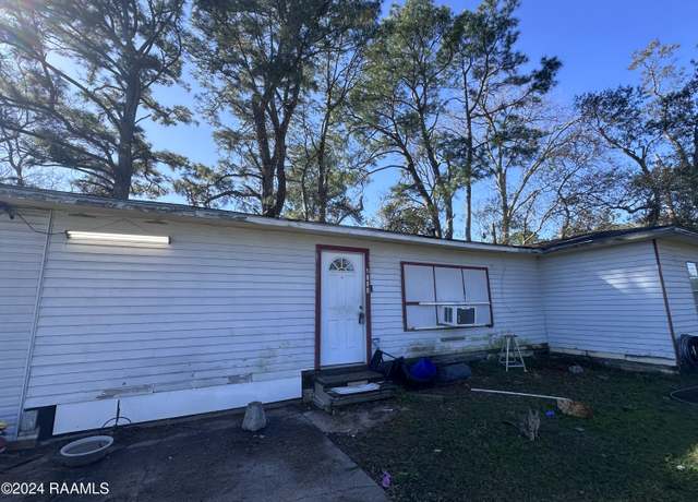 Property at 1808 Sable St, New Iberia, LA 70560, 4 beds, 2 baths