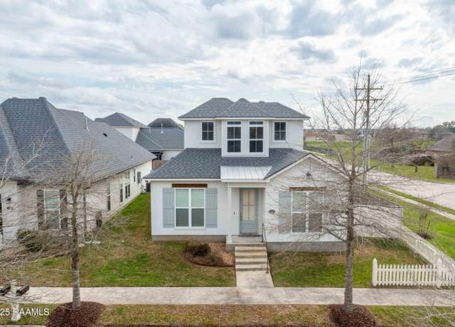 Property at 100 Laurel Grove Blvd, Youngsville, LA 70592, 4 beds, 3 baths