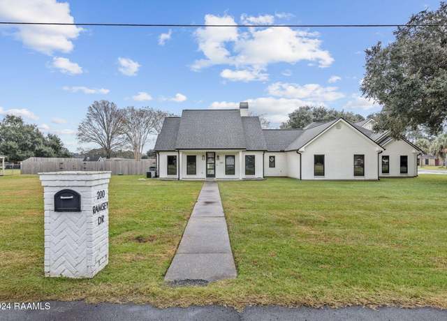 Property at 200 Ramsey Dr, Carencro, LA 70520, 4 beds, 4.5 baths