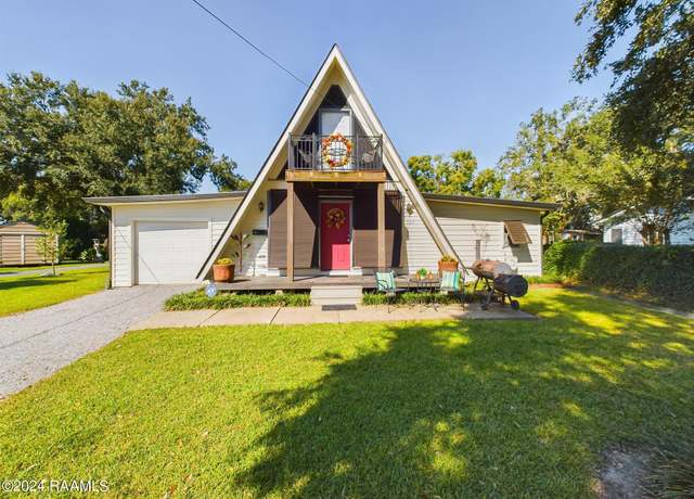 Property at 704 S St Charles St, Abbeville, LA 70510, 3 beds, 1.5 baths