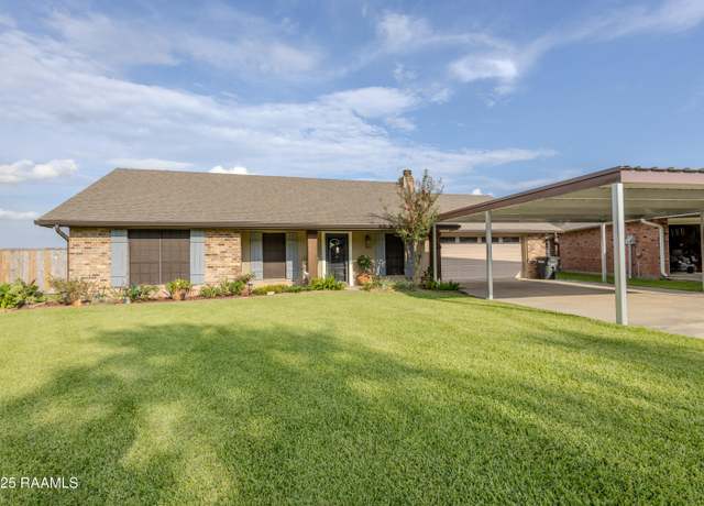Property at 1504 Hickory Dr, New Iberia, LA 70560, 3 beds, 2 baths