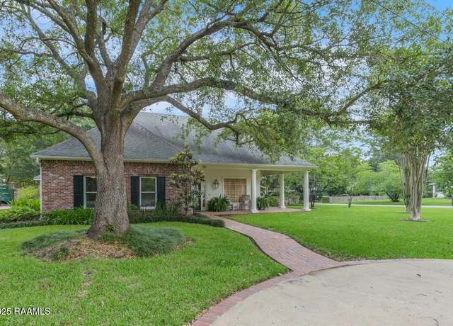 Property at 323 Bacque Crescent Dr, Lafayette, LA 70503, 4 beds, 3 baths