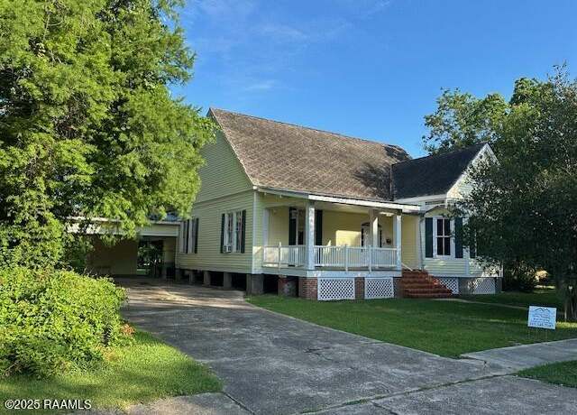 Property at 505 Fairview Ave, Abbeville, LA 70510, 3 beds, 2 baths