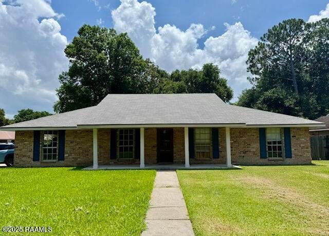 Property at 101 Granada Dr, Lafayette, LA 70506, 3 beds, 2 baths