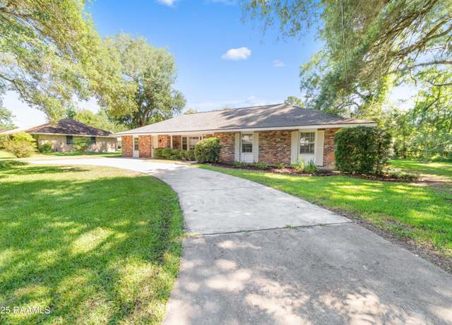 Property at 237 Oak Dr, St. Martinville, LA 70582, 3 beds, 2 baths