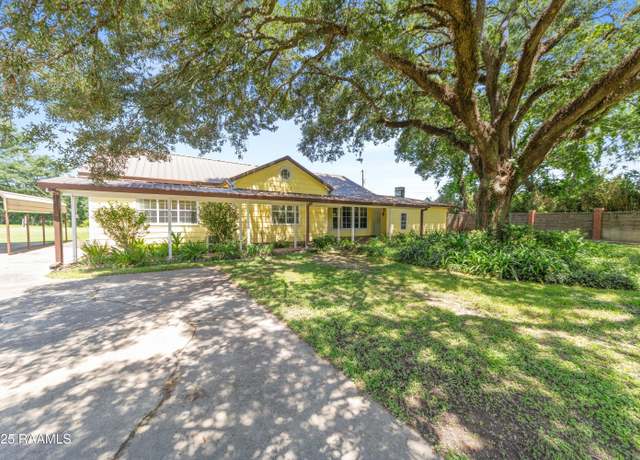 Property at 2105 W Port St, Abbeville, LA 70510, 4 beds, 2.5 baths