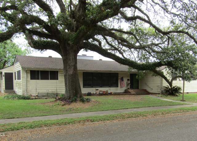 Property at 325 Country Club Dr, New Iberia, LA 70563, 4 beds, 3 baths