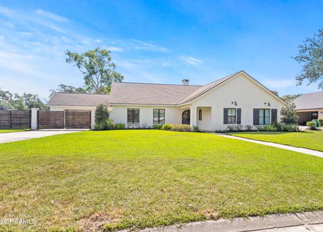 Property at 301 Kings Rd, Lafayette, LA 70503, 3 beds, 2.5 baths