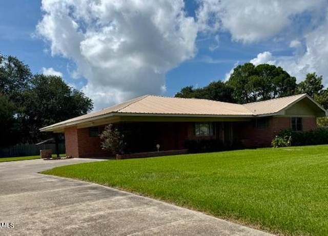 Property at 905 Bank Ave, New Iberia, LA 70560, 3 beds, 2.5 baths