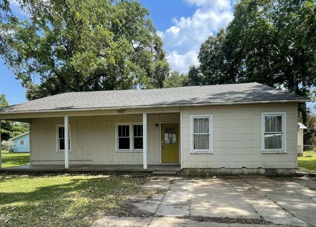 Property at 1445 Yukon St, Eunice, LA 70535, 3 beds, 2 baths