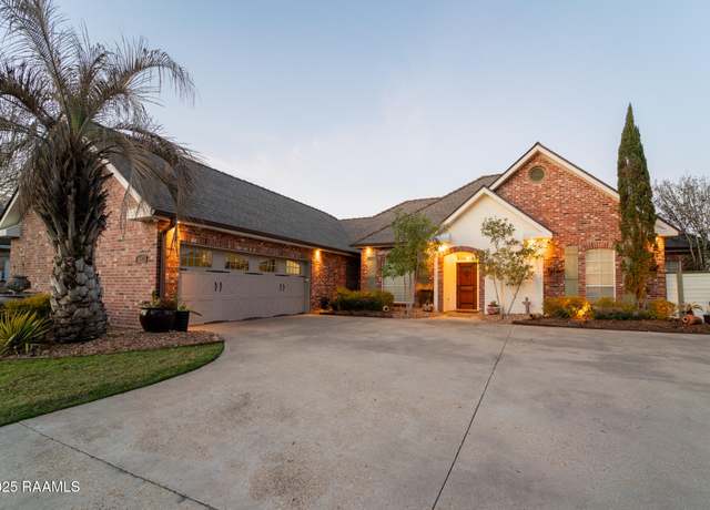 Property at 405 Hamlet Ln, Lafayette, LA 70508, 5 beds, 3.5 baths