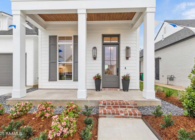 Property at 207 Crossbill Dr, Lafayette, LA 70508, 4 beds, 3.5 baths