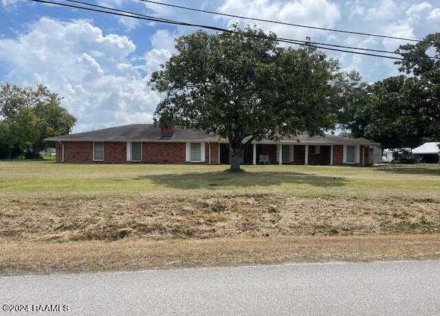 Property at 105 S 1st St, Gueydan, LA 70542, 3 beds, 2.5 baths