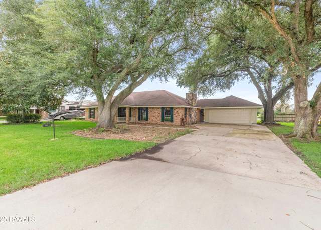 Property at 522 Claude St, Breaux Bridge, LA 70517, 2 beds, 2.5 baths