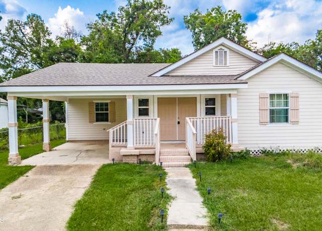 Property at 627 E Madison St, Opelousas, LA 70570, 4 beds, 3 baths