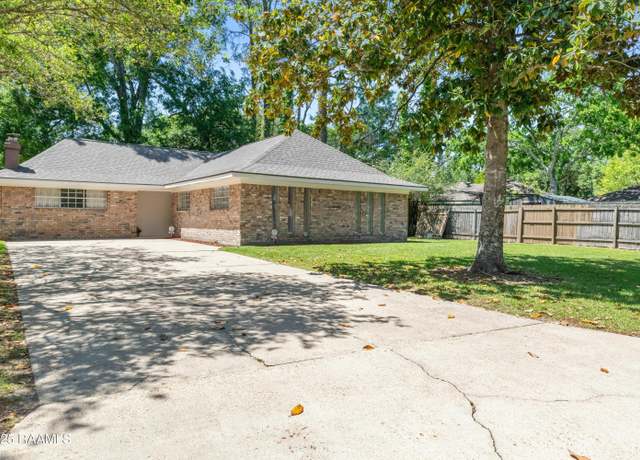 Property at 204 Cambridge Dr, Lafayette, LA 70503, 3 beds, 2 baths