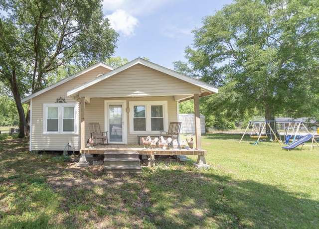 Property at 1207 Oak St, Ville Platte, LA 70586, 2 beds, 2 baths