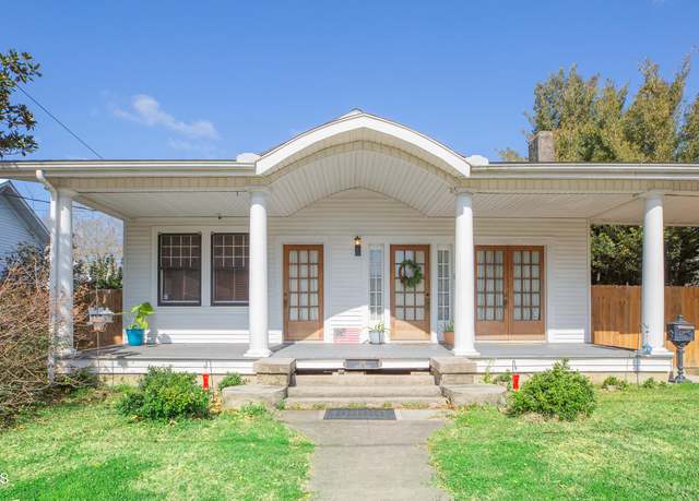 Property at 218 Center St, New Iberia, LA 70560, 3 beds, 2 baths