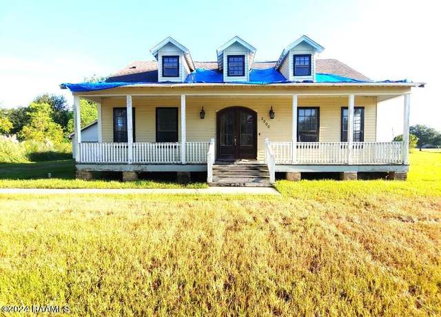 Property at 2500 Brittany Dr, New Iberia, LA 70560, 3 beds, 2 baths