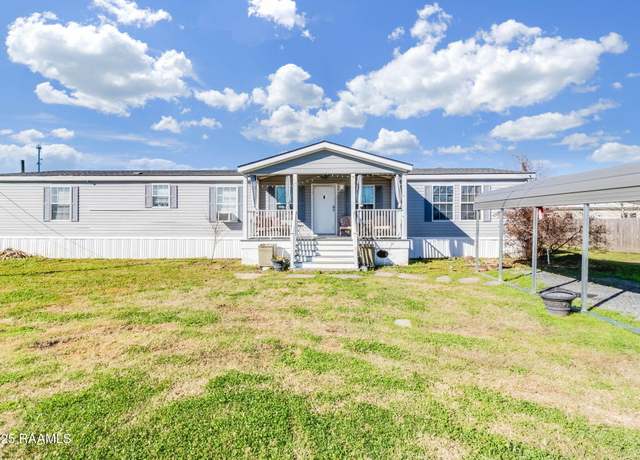 Property at 1062 Dupuis St, Breaux Bridge, LA 70517, 4 beds, 2.5 baths