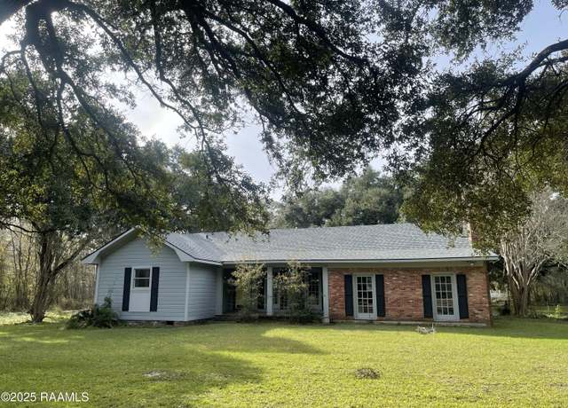 Property at 1110 W Lasalle St, Ville Platte, LA 70586, 3 beds, 2 baths