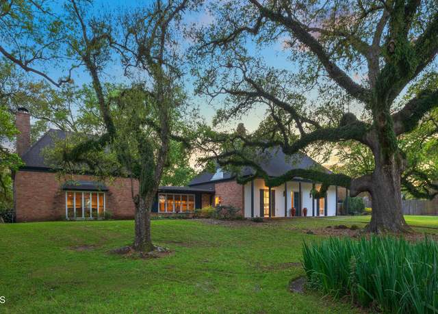 Property at 5304 Shoreline Dr, New Iberia, LA 70563, 5 beds, 4.5 baths