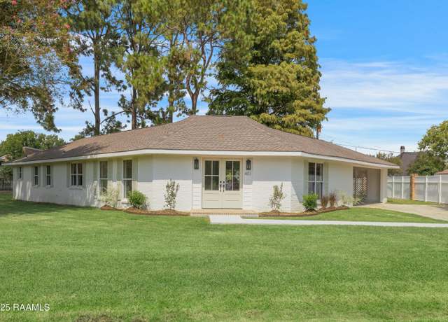 Property at 401 Cherokee Ln, Lafayette, LA 70508, 4 beds, 3 baths