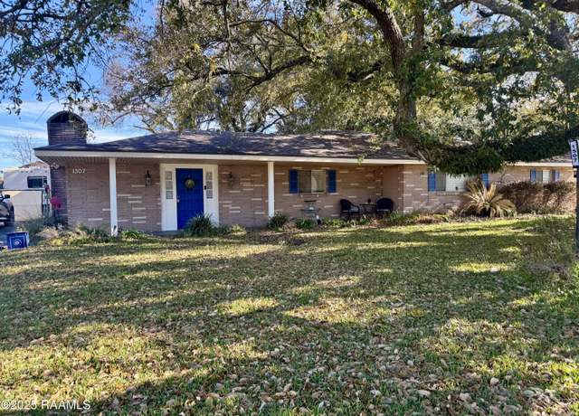 Property at 1507 Elm St, New Iberia, LA 70560, 4 beds, 2 baths