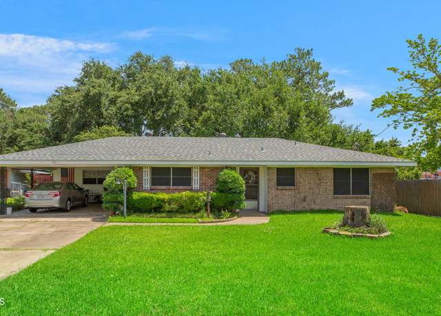 Property at 151 Oak Crest Dr, Lafayette, LA 70503, 3 beds, 2 baths