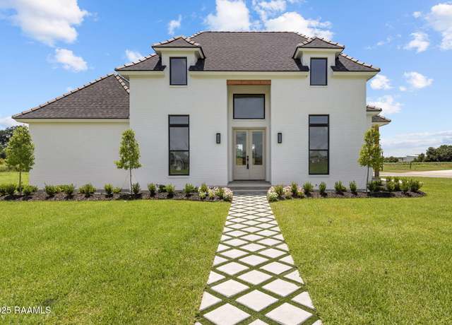 Property at 100 Trailing Oaks Dr, Youngsville, LA 70592, 5 beds, 4.5 baths