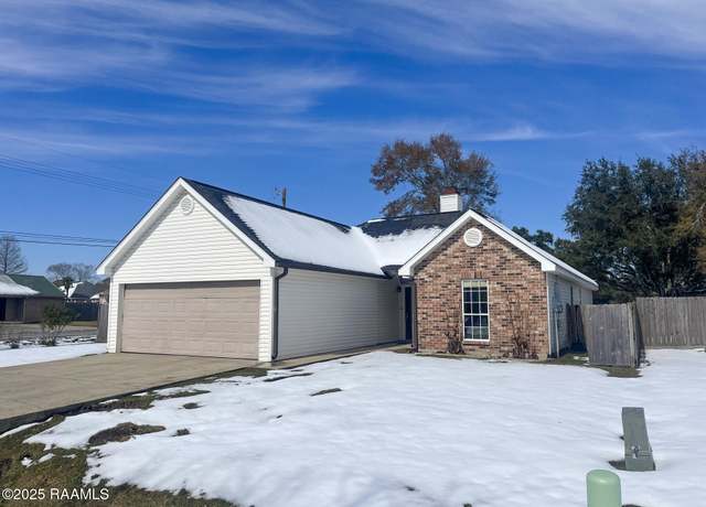 Property at 101 Briar Green Dr, Youngsville, LA 70592, 3 beds, 2 baths