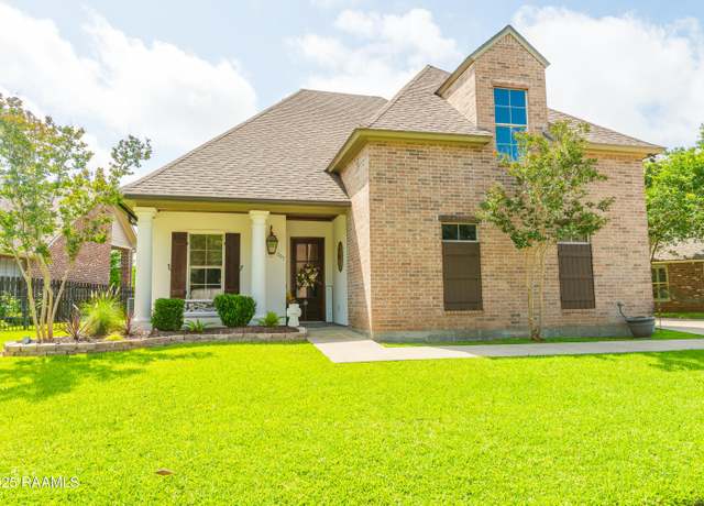 Property at 307 La Villa Cir, Youngsville, LA 70592, 4 beds, 3 baths