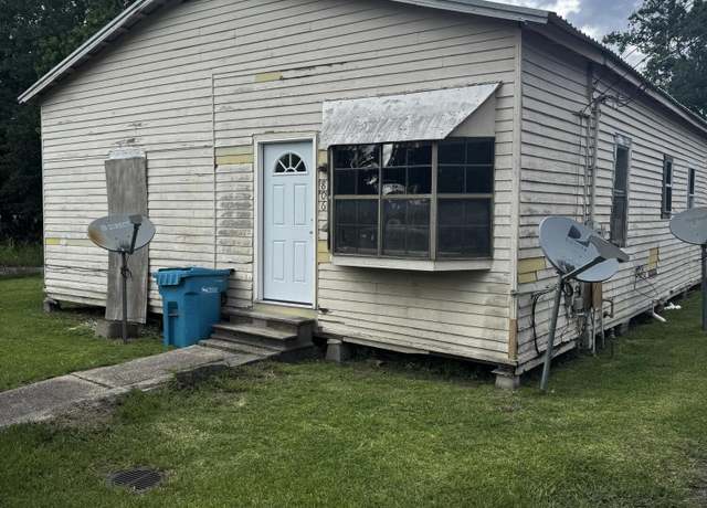 Property at 806 Carl C Foulcard Dr, Franklin, LA 70538, 3 beds, 1 bath