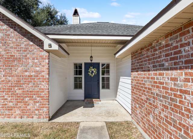 Property at 719 S Belle Cir, Breaux Bridge, LA 70517, 3 beds, 2 baths