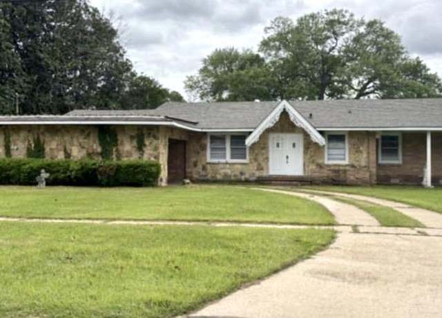 Property at 1221 Anne St, Eunice, LA 70535, 4 beds, 2 baths
