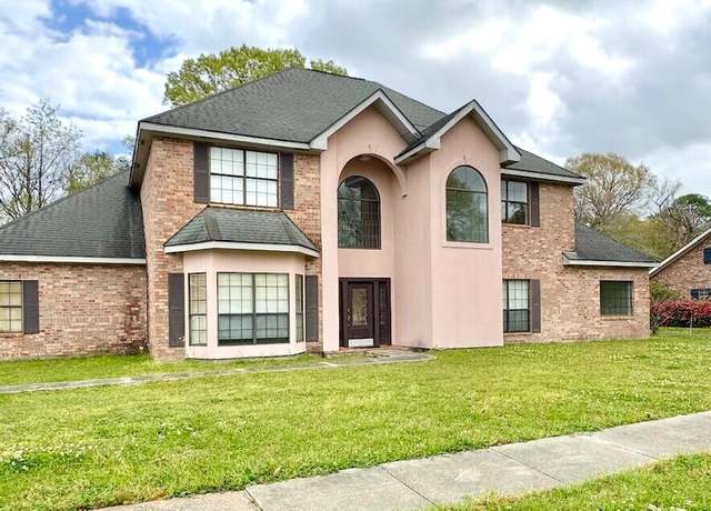 Property at 305 Kensington Dr, Lafayette, LA 70508, 3 beds, 2 baths