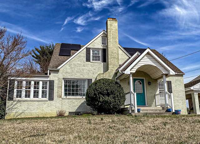Property at 2009 West Main St, Waynesboro, VA 22980, 4 beds, 3 baths