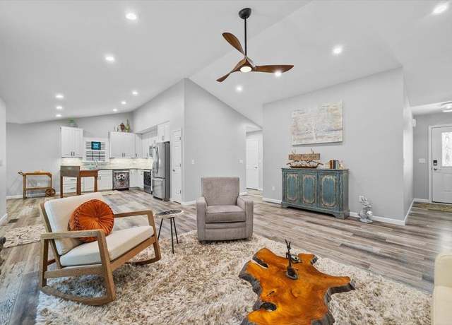 Property at 7 Oak View Dr, Staunton, VA 24401, 3 beds, 2 baths