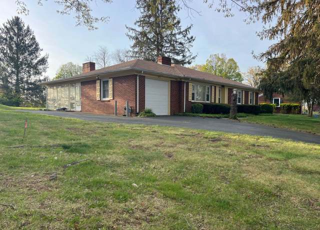Property at 812 Hillcrest Dr, Staunton, VA 24401, 3 beds, 2 baths