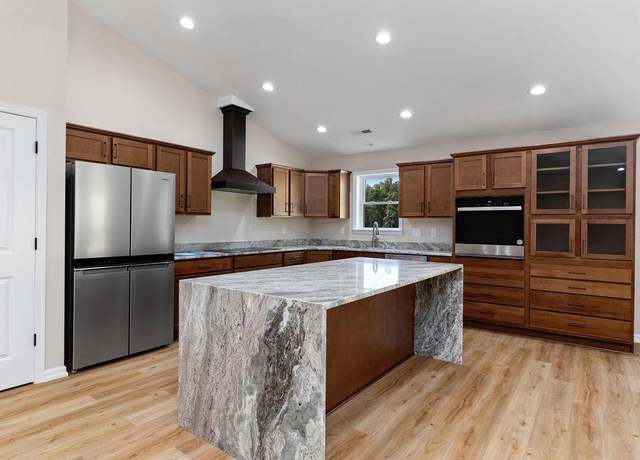 Property at 221 Lindburgh Dr, Waynesboro, VA 22980, 3 beds, 3 baths