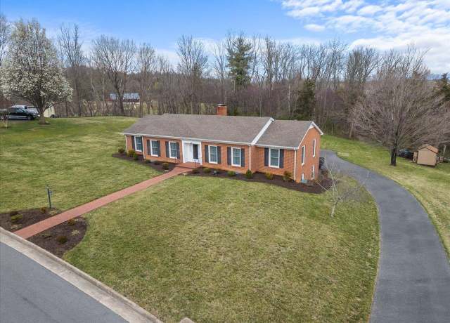 Property at 824 Lammermoor Dr, Staunton, VA 24401, 3 beds, 2.5 baths