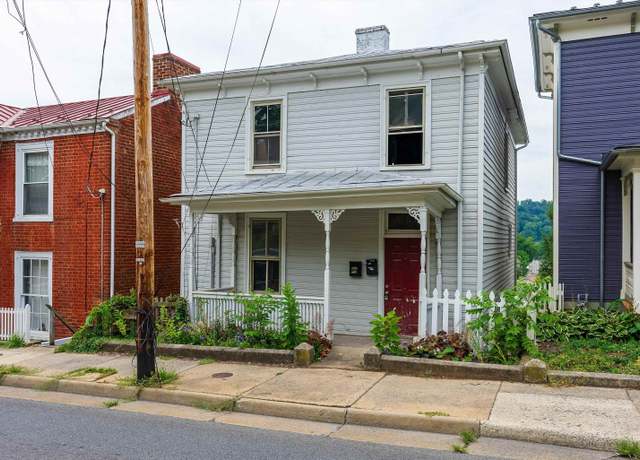 Property at 822 Beverley St W, Staunton, VA 24401, 4 beds, 2 baths