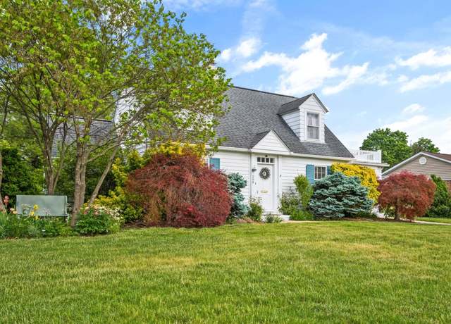 Property at 208 Stuart Ave N, Elkton, VA 22827, 3 beds, 2 baths