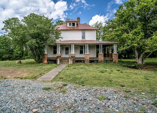 Property at 2315 Rolling Rd S, Scottsville, VA 24590, 5 beds, 2 baths