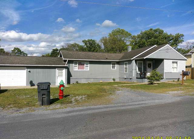 Property at 1006 10th St SE, Shenandoah, VA 22849, 3 beds, 2 baths