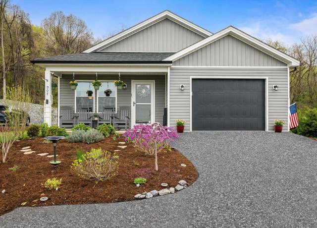 Property at 907 Powhatan St, Staunton, VA 24401, 3 beds, 2 baths