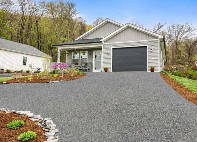 Property at 907 Powhatan St, Staunton, VA 24401, 3 beds, 2 baths